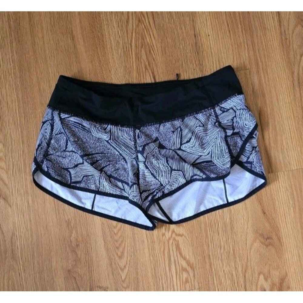 LULULEMON Speed Short Size 8 Dottie Tibe Print  2.5" Inseam Limited Edition